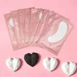 V-shaped incision hydrogel eye pads